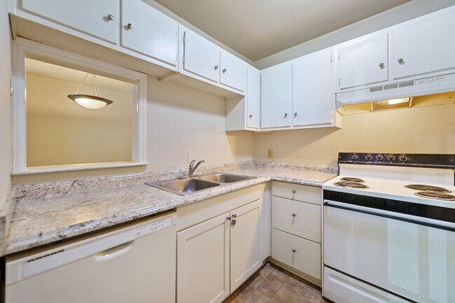 Building Photo - 3 bedroom, 2 bath in Bolinwood!