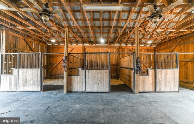 Building Photo - 24900 Fox Run Ln