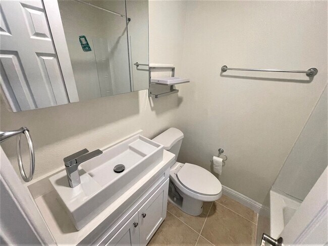 Building Photo - COSTA MESA 4BR/3BA TOWNHOME READY FOR MID-JULY OCCUPANCY