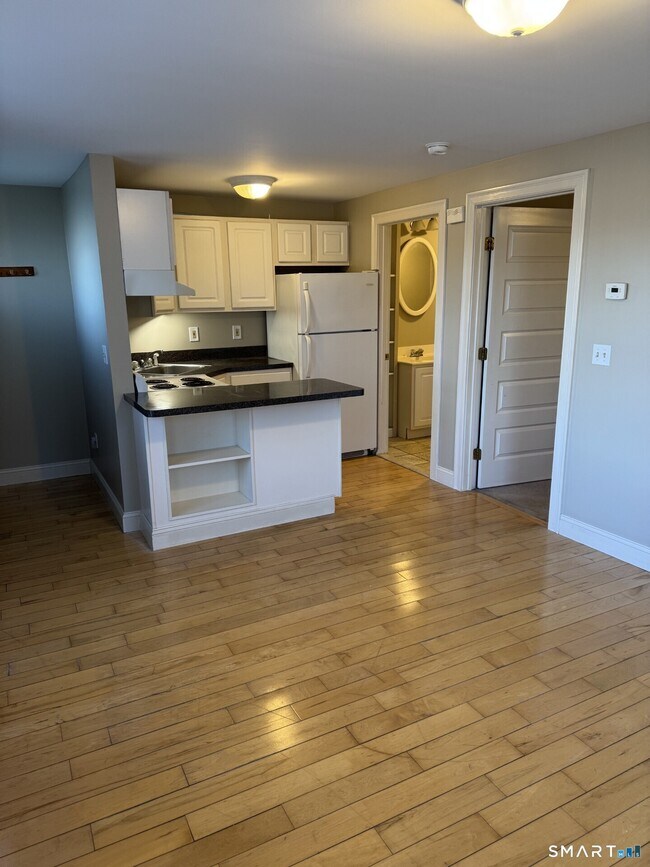 Building Photo - 3 E Pattagansett Rd