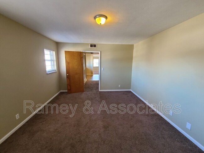 Building Photo - 2412 Mount Claire Ave