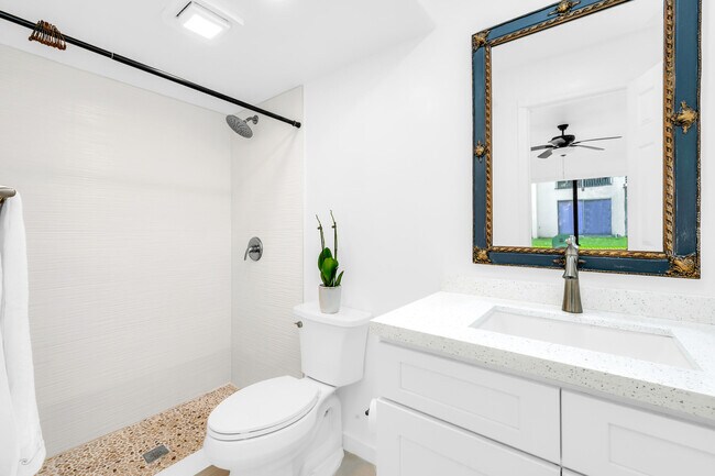 Building Photo - 153 W Laurel Dr