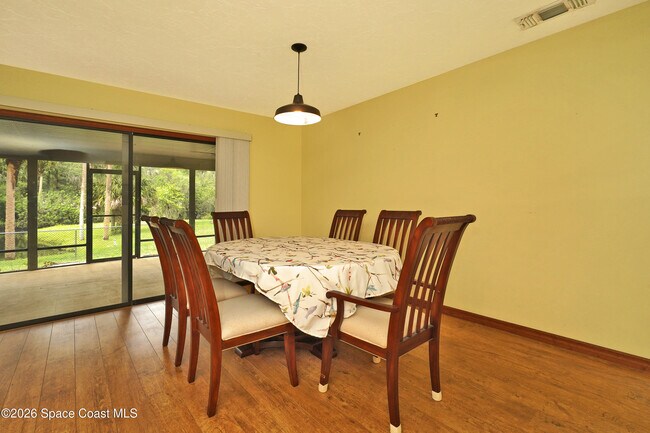 Building Photo - 670 Kings Way