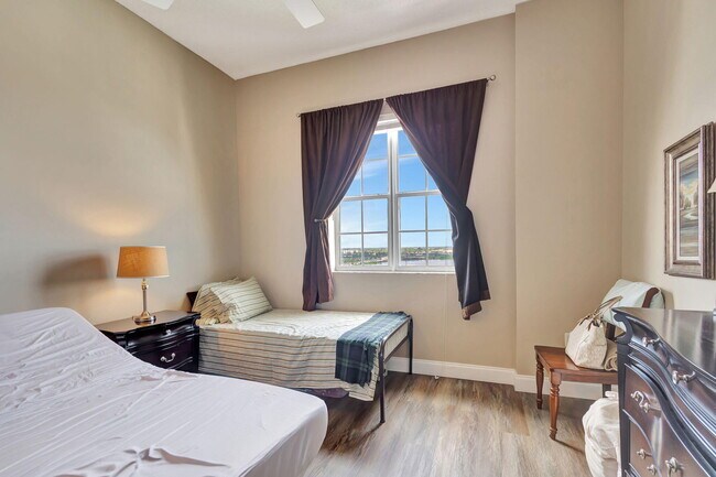 Building Photo - 616 Clearwater Park Rd