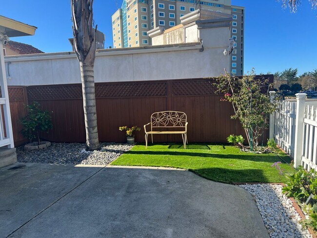 Building Photo - Home minutes from the beach