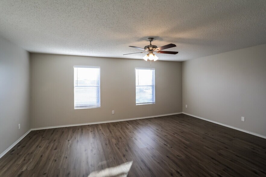 Building Photo - 16101 Hollyhill Ct
