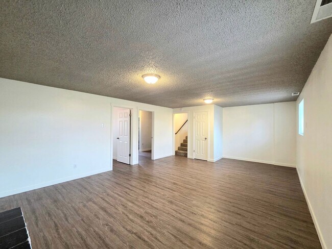 Building Photo - **Charming 3 Bedroom + Bonus, 2.5 Bath House for Rent in Desirable East Wenatchee**