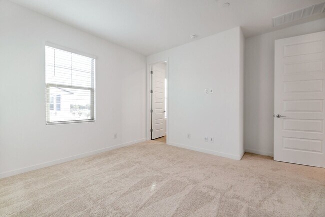 Building Photo - Like new Luxurious Modern townhome with 2 Master Suits in Warner Meadows!