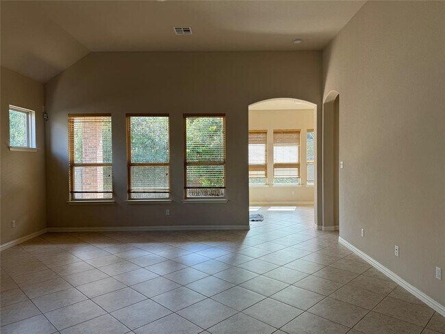Building Photo - 633 Peregrine Way