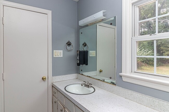 Building Photo - SPACIOUS Brick Home ~ Great location close...