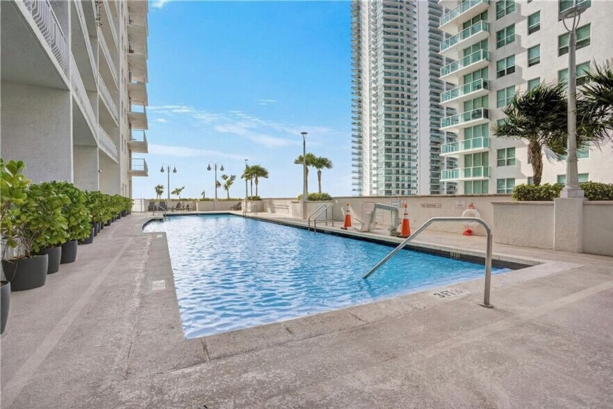 Building Photo - 1200 Brickell Bay Dr