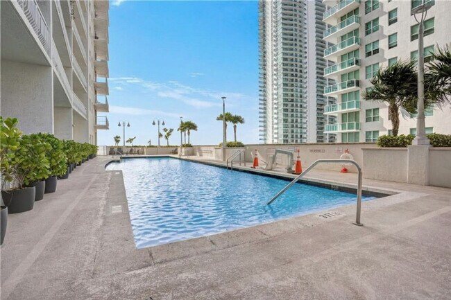 Building Photo - 1200 Brickell Bay Dr