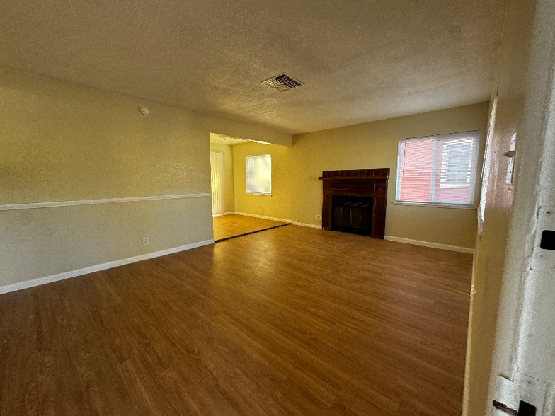 Building Photo - 1571 Sheridan Rd