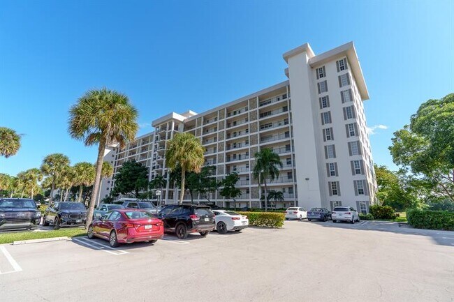 Building Photo - 3050 N Palm Aire Dr