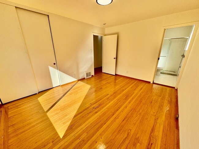 Building Photo - Updated Upstairs 3Bed/2Ba Home in Daly City with Views!