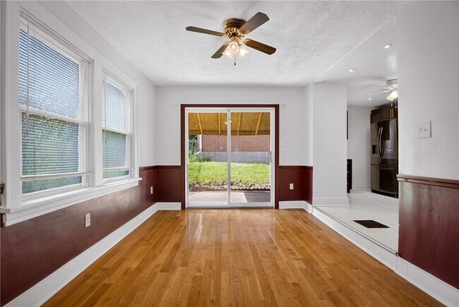 Building Photo - 1227 Denisonview St