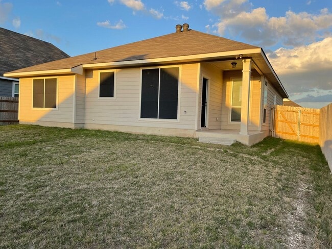 Building Photo - Available Now! 3 bed, 2 bath, Park Meadows...