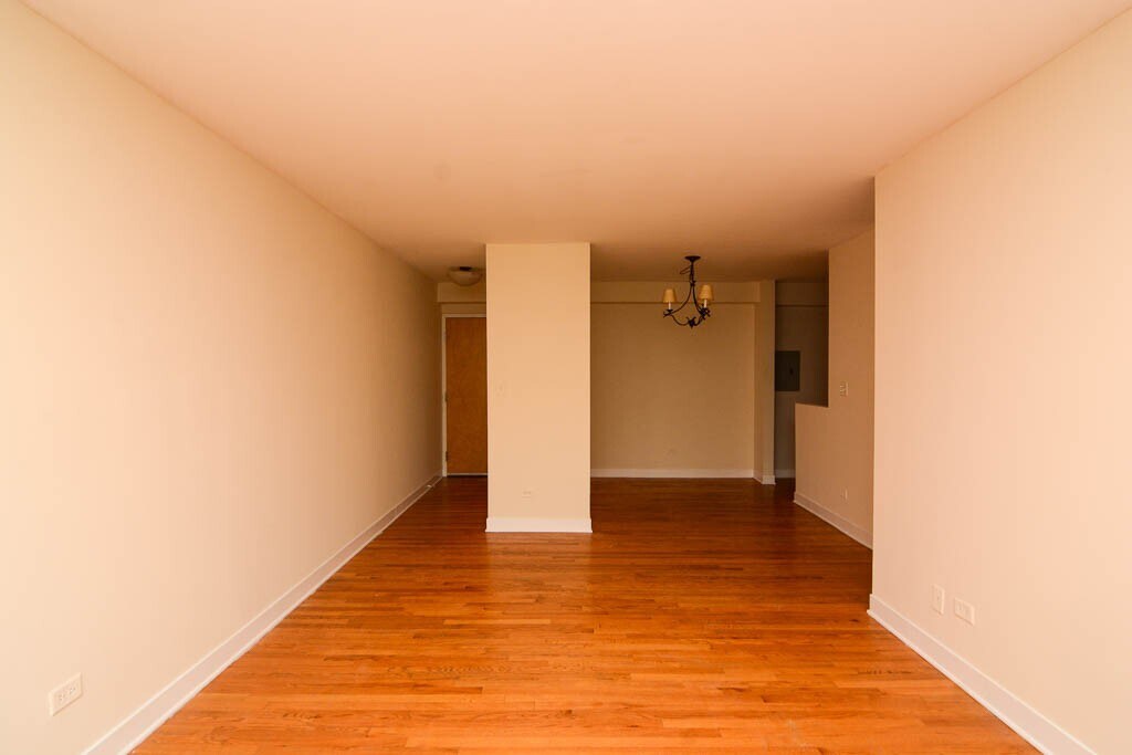 Building Photo - 675 W Wrightwood Ave