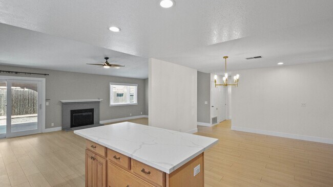 Building Photo - 3 Bedroom Home in Vacaville