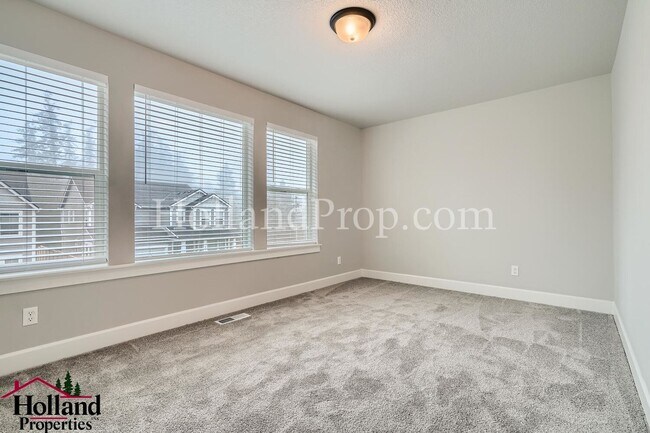 Building Photo - Luxurious South Hillsboro Home with a Fenced Backyard!