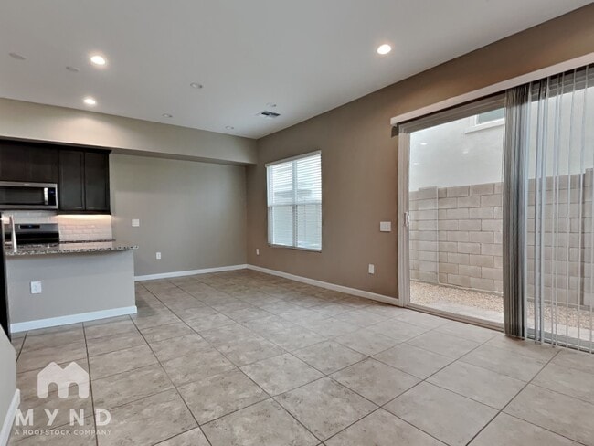 Building Photo - 4839 E Village Dr