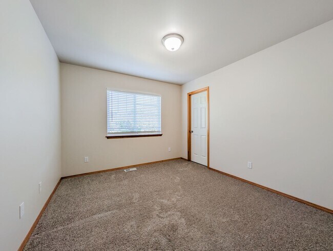 Building Photo - Move in ready 4 bed, 2.5 bath home W/ New Paint & Carpet!