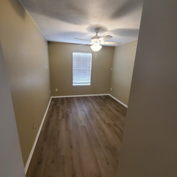 bedroom - 4361 W La Siesta St