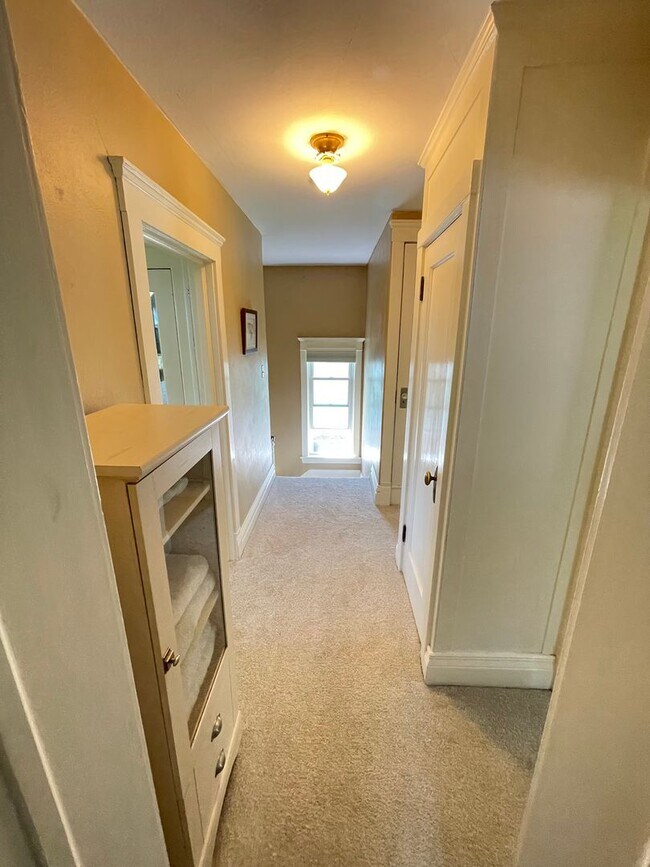 Building Photo - AVAILABLE AUGUST 1ST - Beautiful Single Fa...