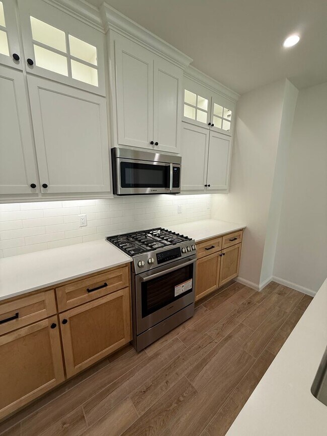 Building Photo - Fall special! flexible terms and easy move in!! 3 bed 2 bath 2 car in bungalow Heights, beautiful...