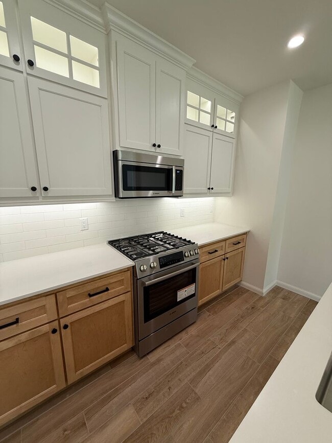 Building Photo - Flexible terms and easy move in!! 3 bed, 2 bath, 2 car garage in the gated Bungalow Heights commu...