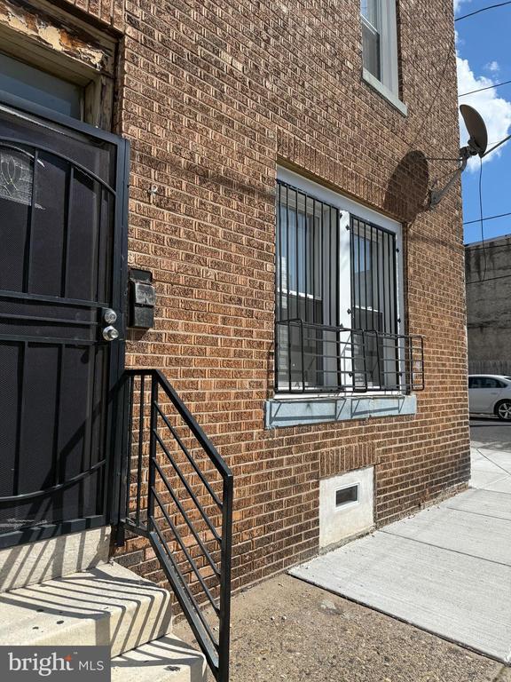 Building Photo - 2209 S 71st St