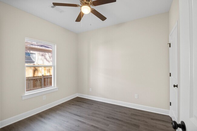 Building Photo - 1523 S Cedar St