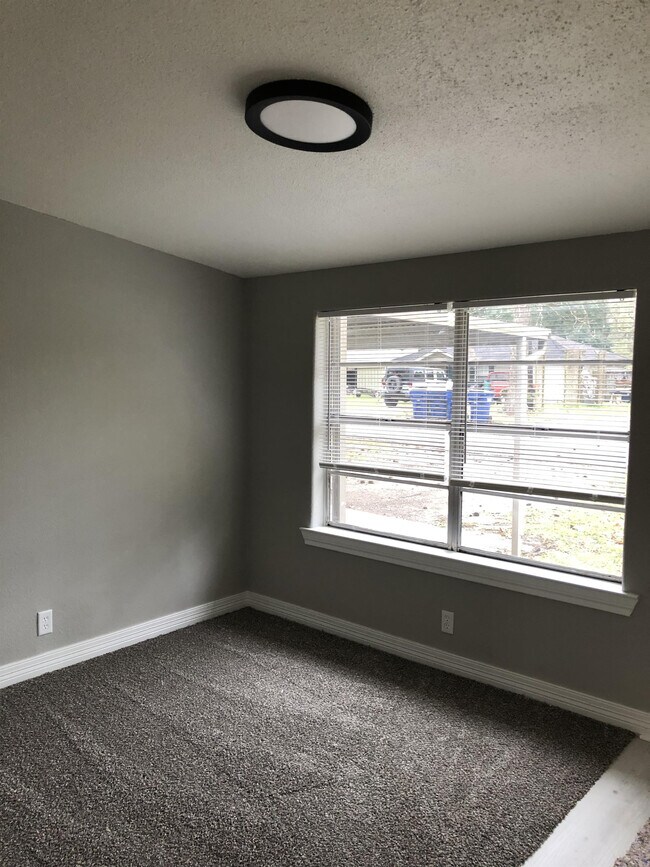 Building Photo - 590 Parks St