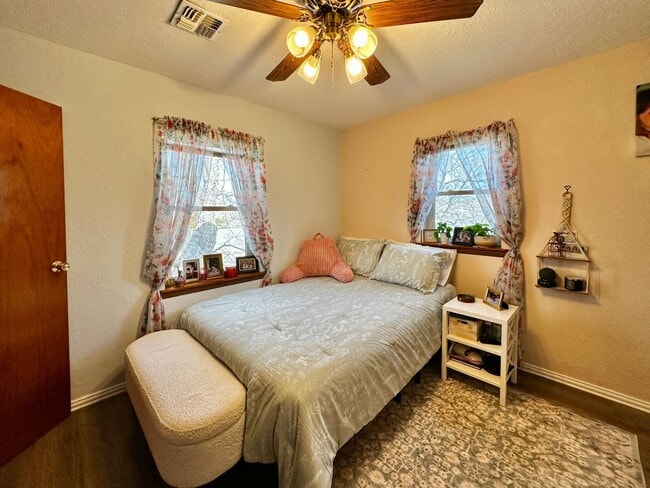 Building Photo - Rustic Charm