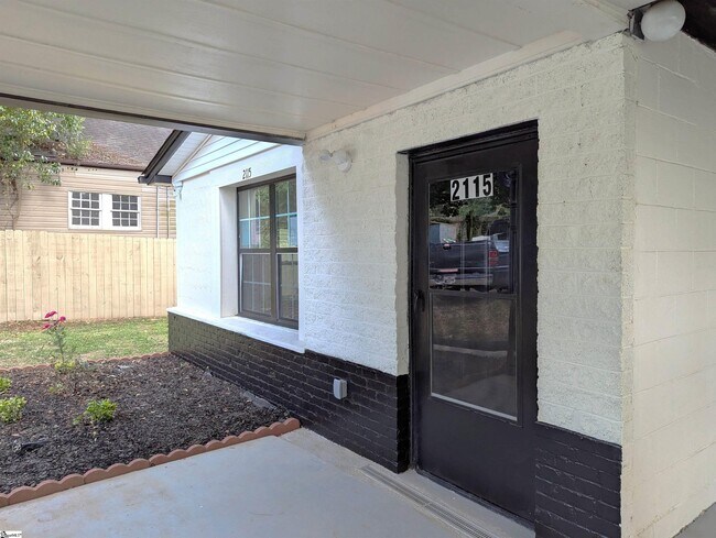 Building Photo - 2115 Oakhurst Cir
