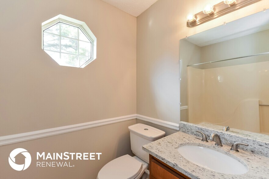 Building Photo - 330 E Country Woods Dr