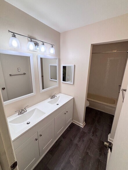 Building Photo - 13933 E Oxford Pl