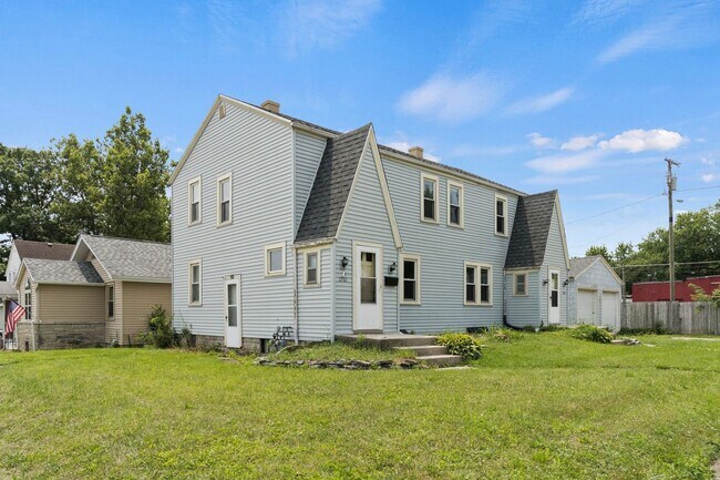 Building Photo - Newly renovated three bedroom available NOW!