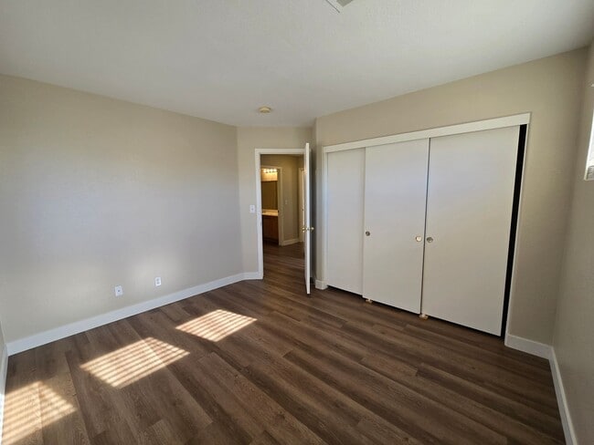 Building Photo - A Fabulous 5 Bedroom Home with 1 Bedroom and 3/4 Bathroom downstairs