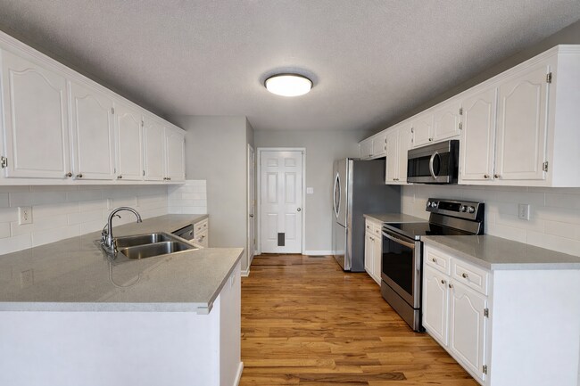 Building Photo - 3 Bed 2 Bath + Bonus Room