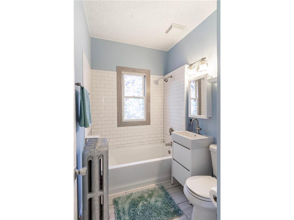 bath 1 - 3901 Portland Ave