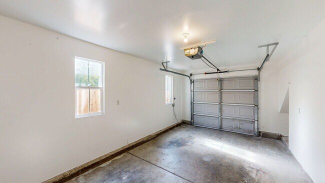 Building Photo - Beautiful 3 Bedroom 2.5 Bath Single Family...