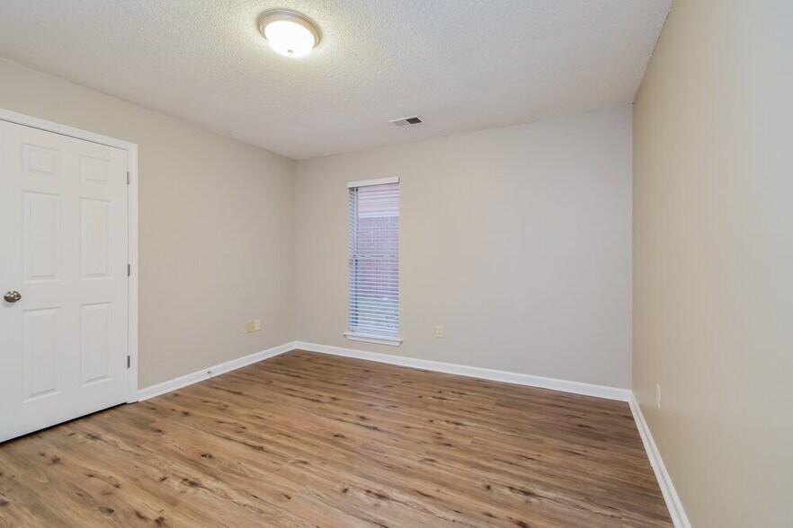 Building Photo - 5580 Kaitlyn Dr E