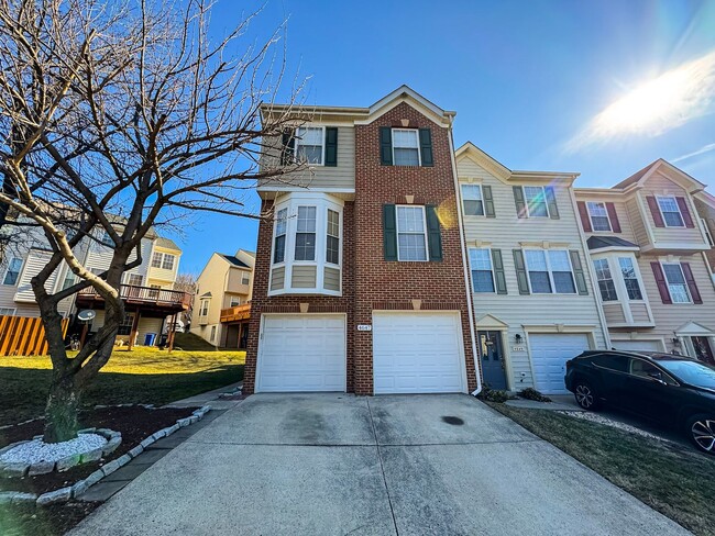 Primary Photo - Stunning 3 Bed 2.5 Bath End-Unit Townhome ...