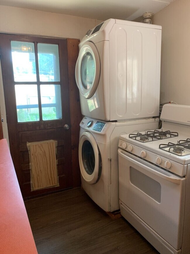 Building Photo - STUDENTS WELCOME! Cozy 1-Bedroom Bungalow w/ Garden and Detached Studio