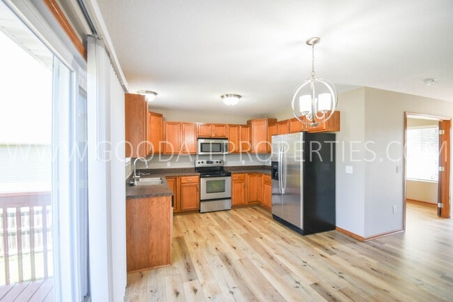 Building Photo - 3 bed 2.5 bath Single Family Home with fenced in yard!