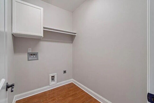 Building Photo - Conveniently located to Hurlburt and Eglin AFB.