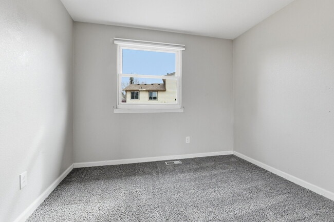 Building Photo - $2,540.95 - 4 Bed, 2 Bath Home in Aurora with Central AC, and In Unit Laundry!