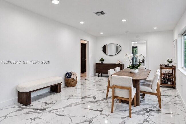Building Photo - 2105 Alamanda Dr