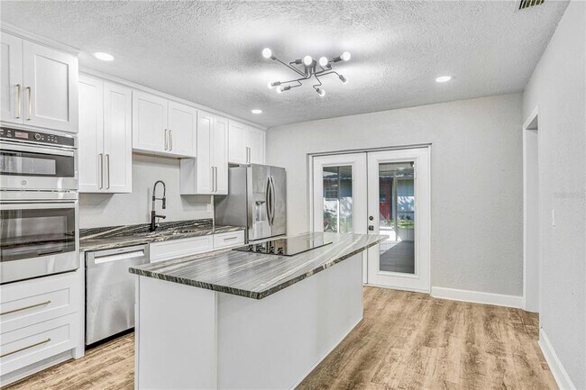 Building Photo - 223 Pinehurst Dr